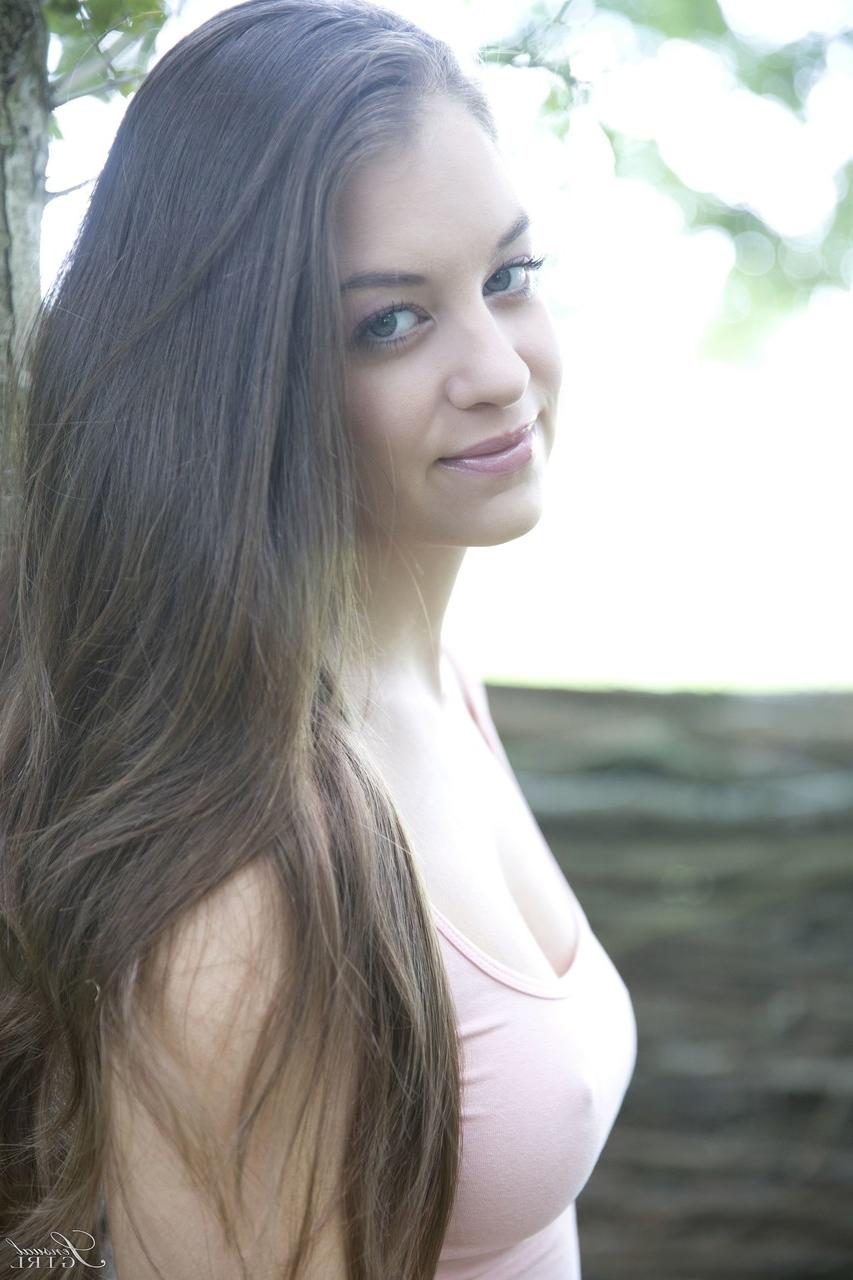 17P Das erotische Glamour-Model Angelina Brill breitet sich für intime Nahaufnahmen im Freien aus
