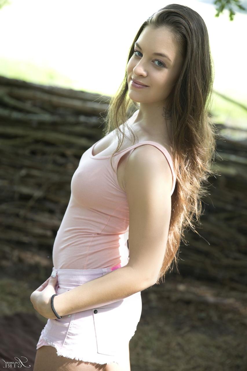 17P Das erotische Glamour-Model Angelina Brill breitet sich für intime Nahaufnahmen im Freien aus
