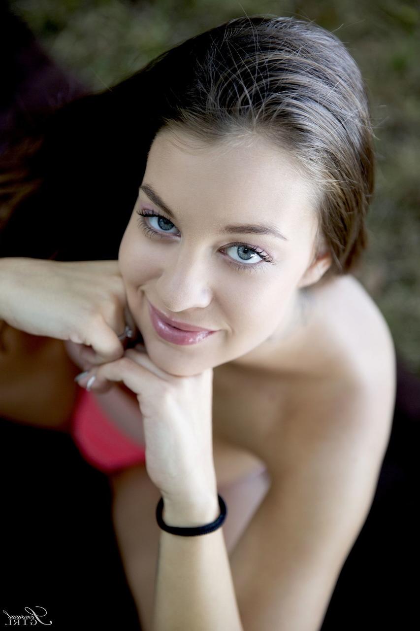 17P Das erotische Glamour-Model Angelina Brill breitet sich für intime Nahaufnahmen im Freien aus