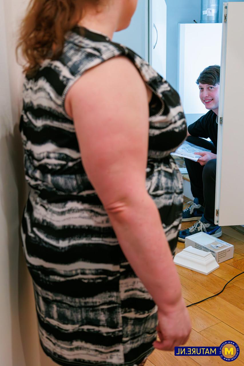 20P 太った熟女テスが年下男に犯される前に巨乳で遊ばせる