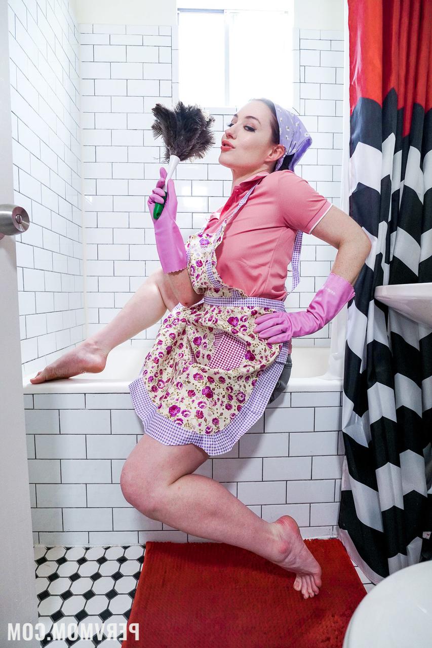 20P Jessica Ryan, maman coquine et sexy, montre sa chatte après avoir baisé son beau-fils.