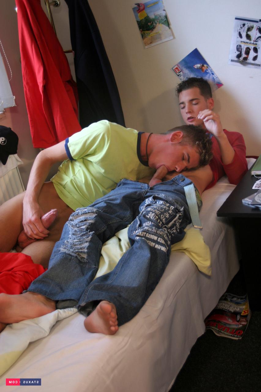 20P Los gays cachondos Alex Stevens y Jose Fernando se maman la polla antes del sexo