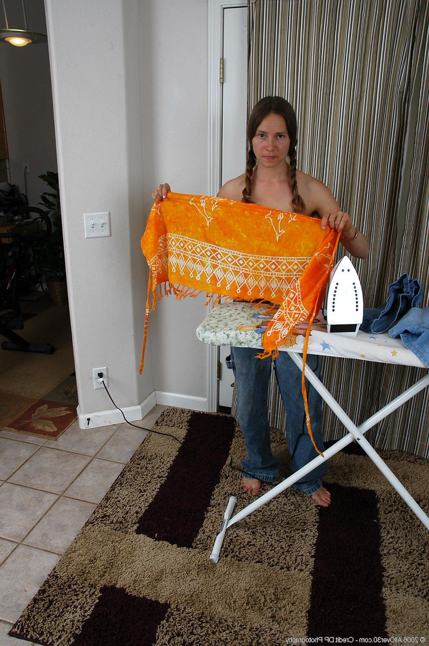 20P A adolescente morena Maddy tira a roupa e mostra sua buceta peluda enquanto passa roupa