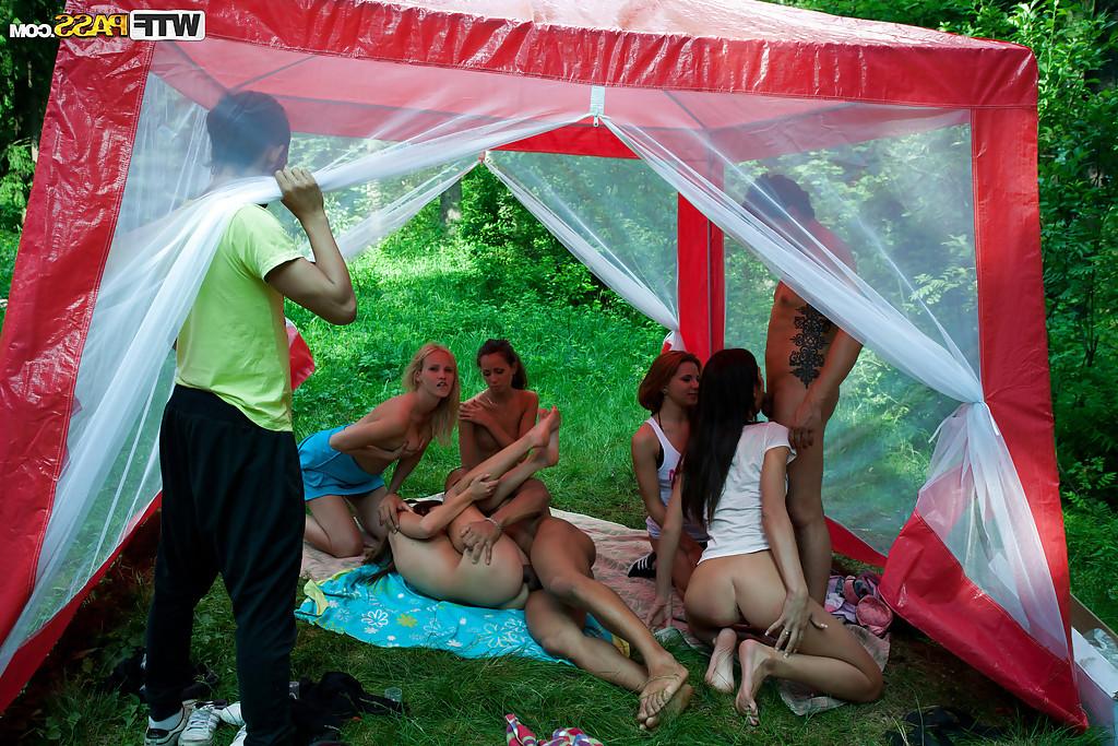 16P Adolescentes lascivas com corpos gostosos desfrutam de uma festa de sexo ao ar livre