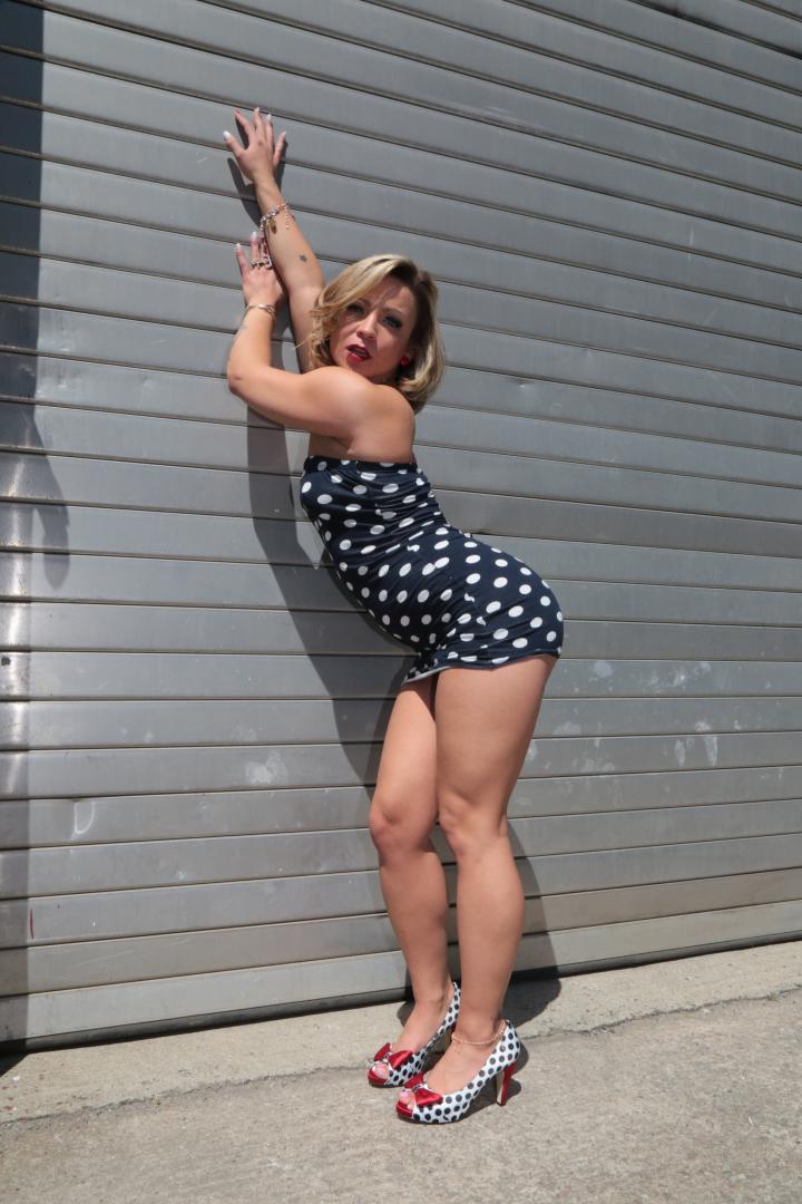 17P Une blonde allemande aux cuisses épaisses écarte les jambes et les doigts dans une camionnette sale