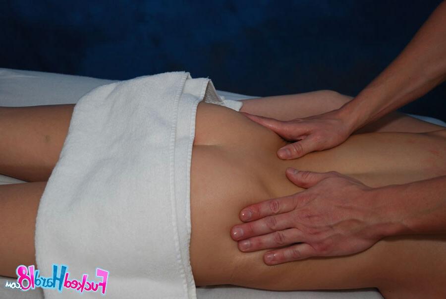16P Madison Scott, une jeune aux gros seins, se fait baiser après un massage.