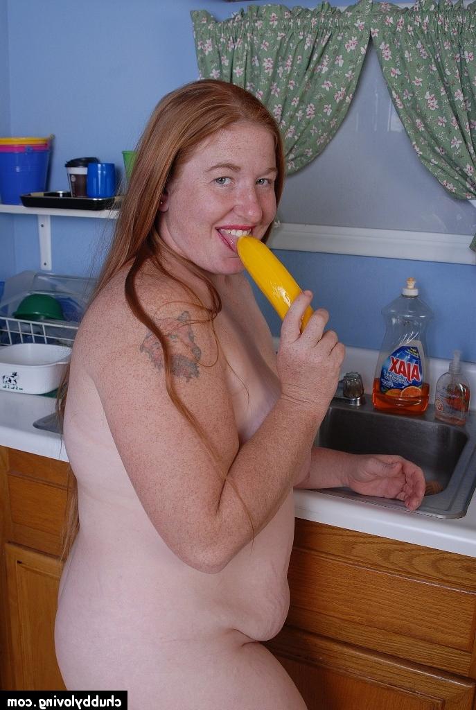 16P Die verspielte fette reife Keno lutscht an ihrem süß aussehenden gelben Dildo