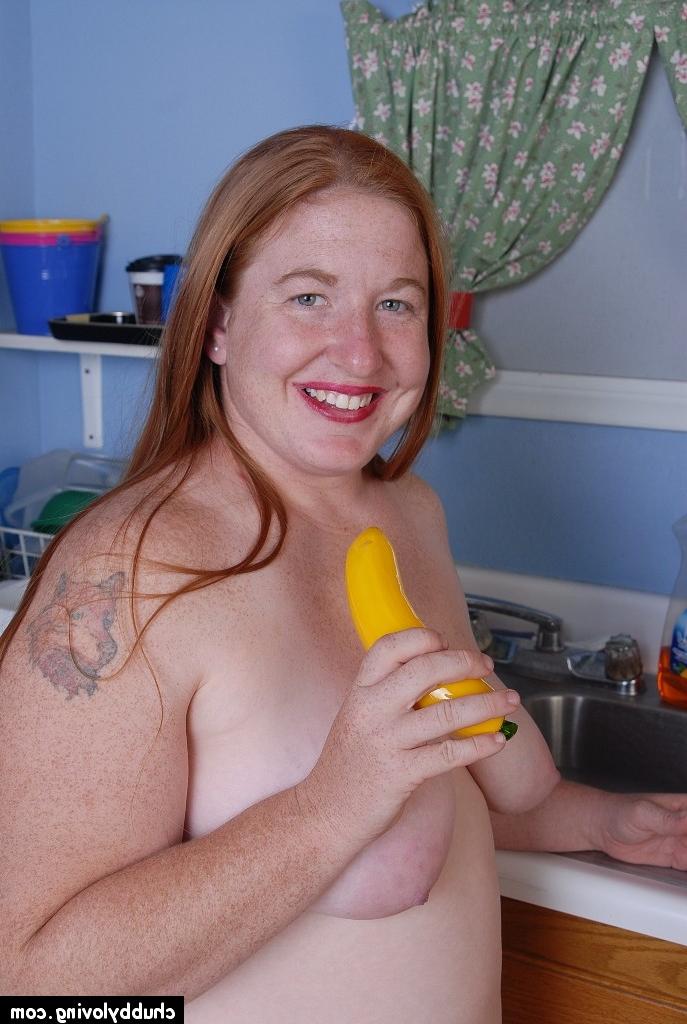 16P Die verspielte fette reife Keno lutscht an ihrem süß aussehenden gelben Dildo