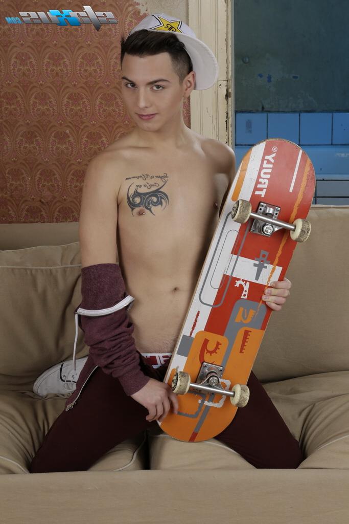 20P Twinks magros Kai Alexander e Xander Hollis se trocam e fazem sexo anal