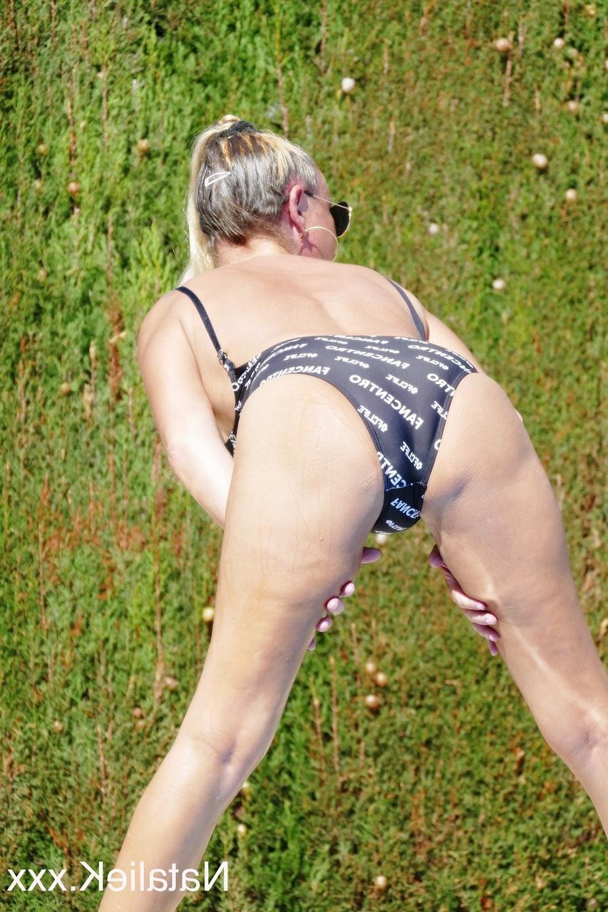 15P Die freche blonde MILF Natalie K zeigt ihre natürlichen Titten und ihren großen Arsch im Freien