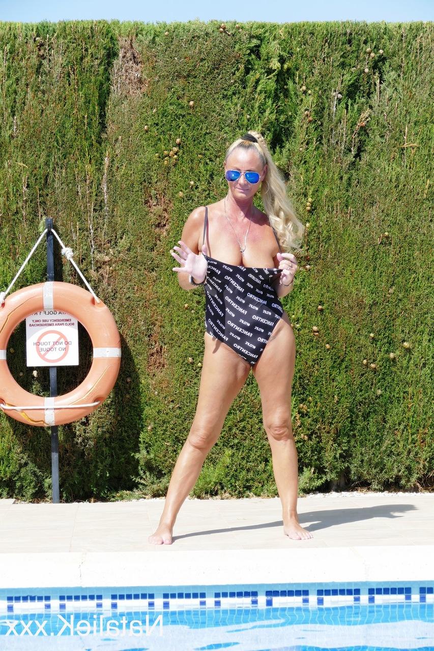 15P Die freche blonde MILF Natalie K zeigt ihre natürlichen Titten und ihren großen Arsch im Freien