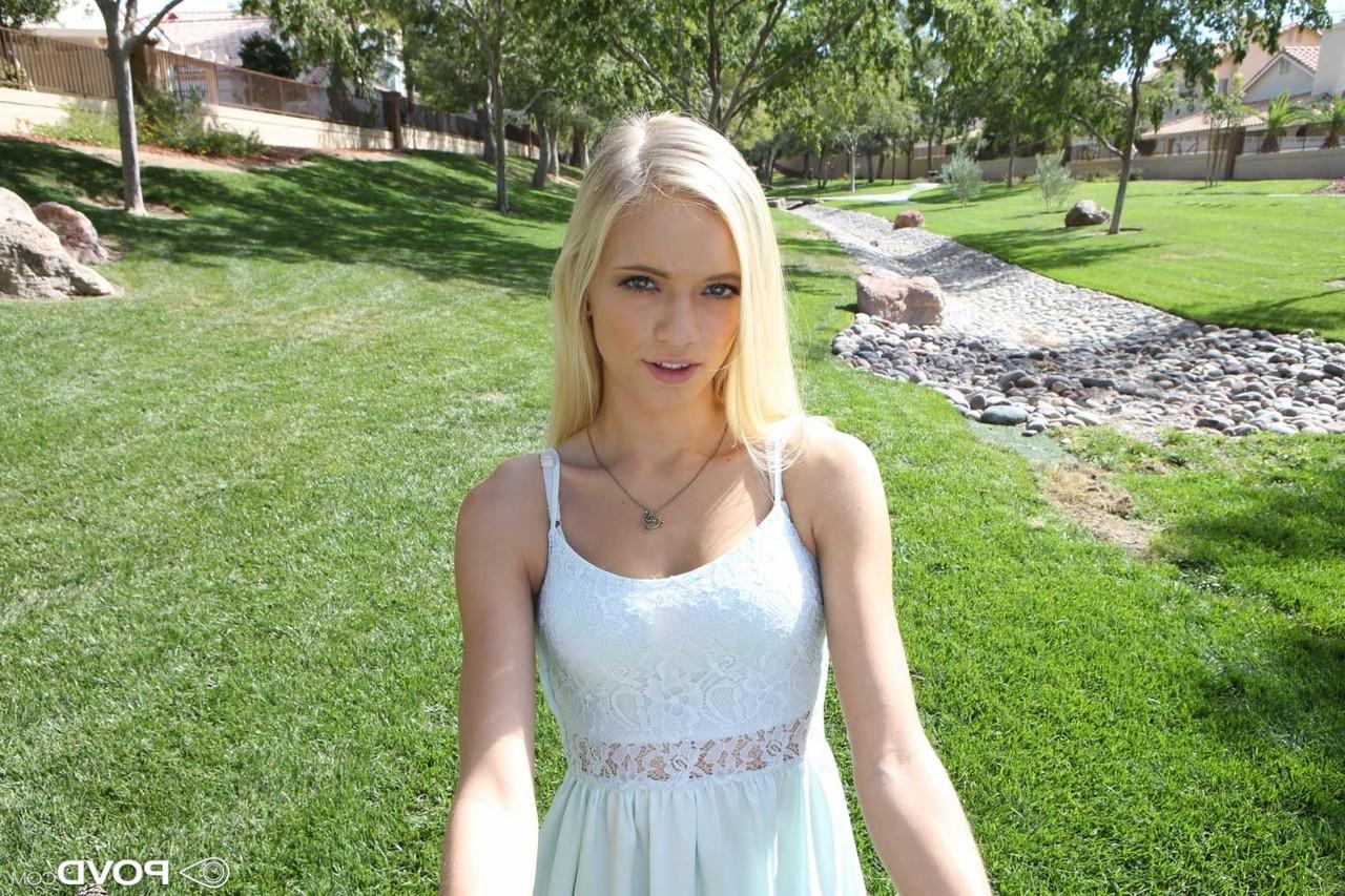 17P Die blonde Alex Grey in einem sexy Kleid isst eine Erdbeere und zeigt ihren Körper im Freien