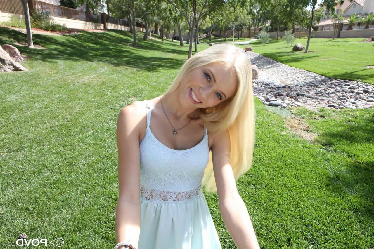 17P Die blonde Alex Grey in einem sexy Kleid isst eine Erdbeere und zeigt ihren Körper im Freien