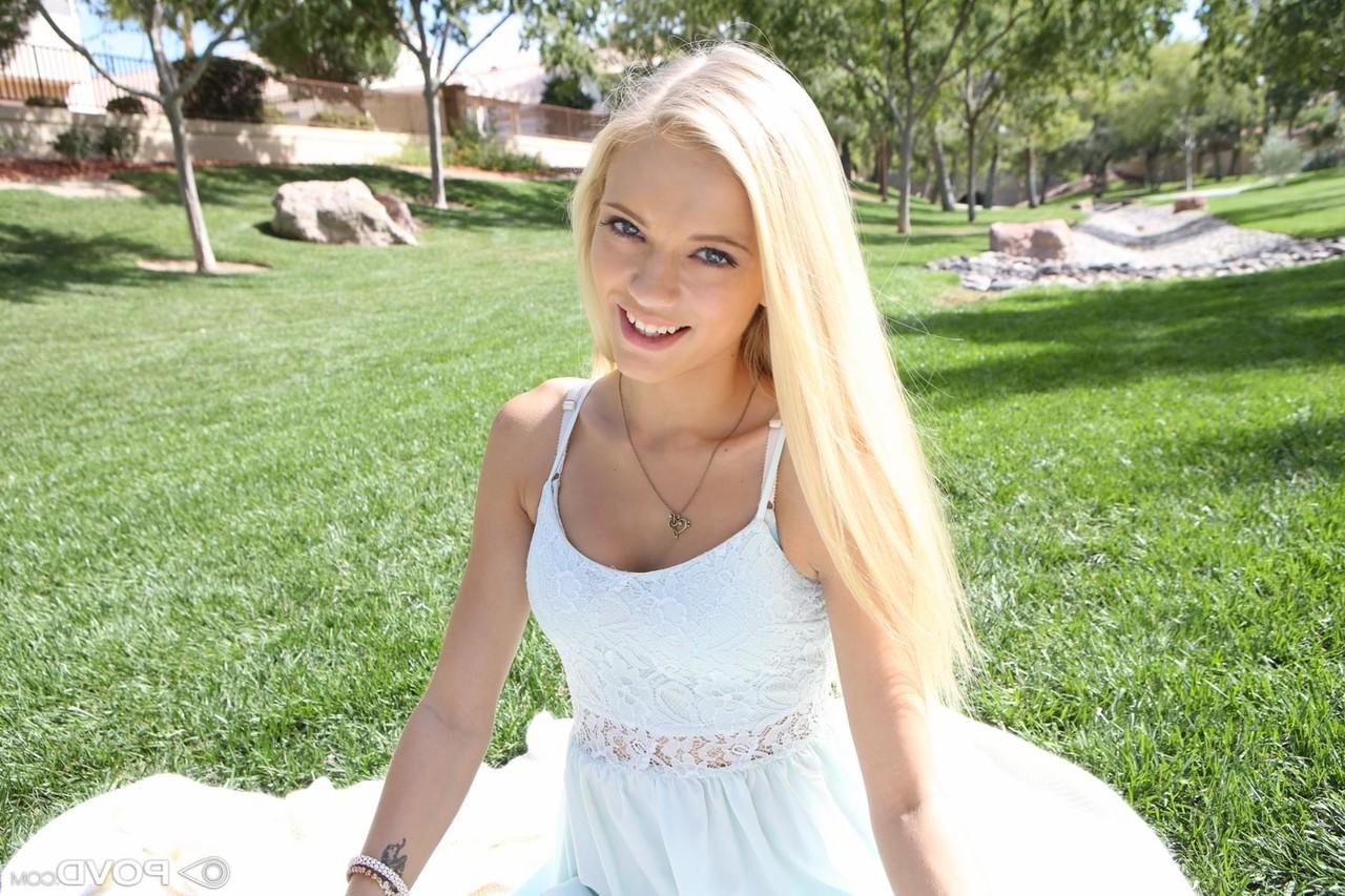 17P Die blonde Alex Grey in einem sexy Kleid isst eine Erdbeere und zeigt ihren Körper im Freien