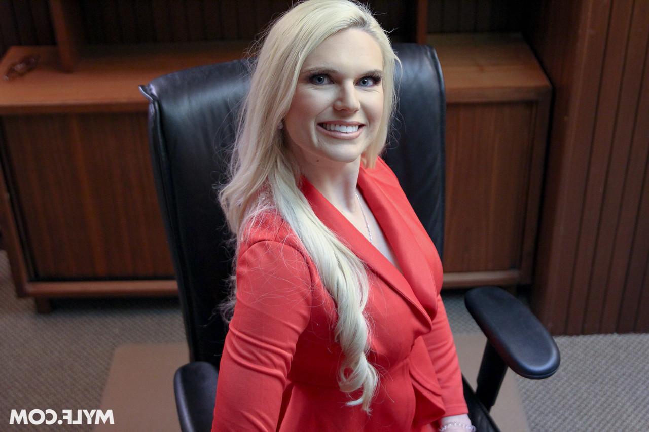 20P 赤い制服を着た金髪熟女シドニー・デイヴィスがストリップして後ろから犯される