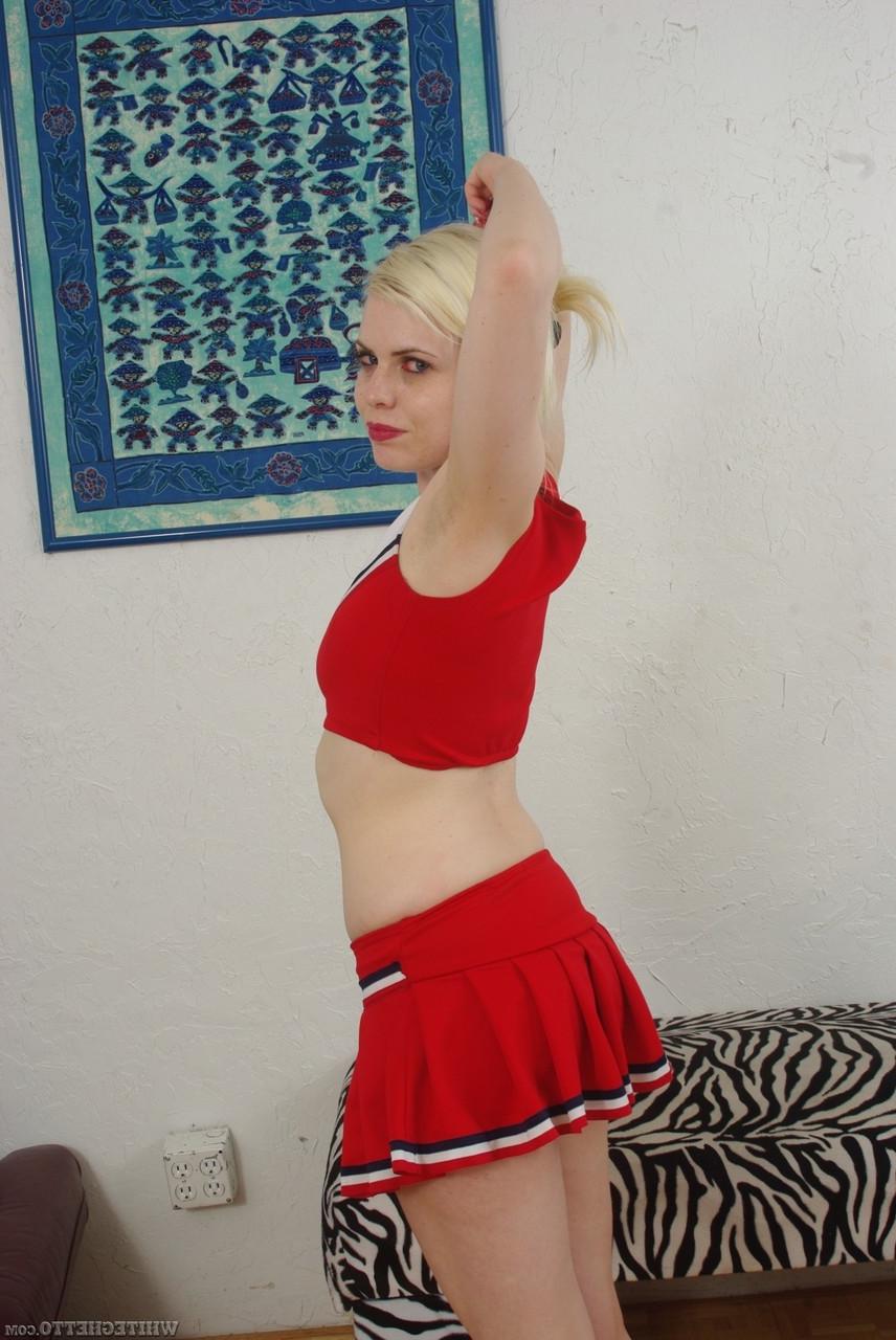 19P A pequena loira Kristy Snow se despindo e posando sexy com um strapon