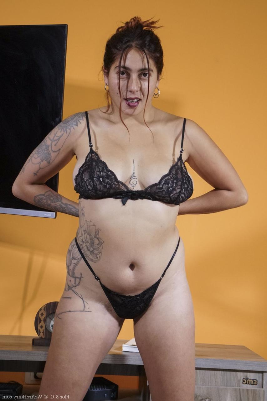 20P Flor SC amadora curvilínea mostra sua bunda grande e espalha sua buceta peluda