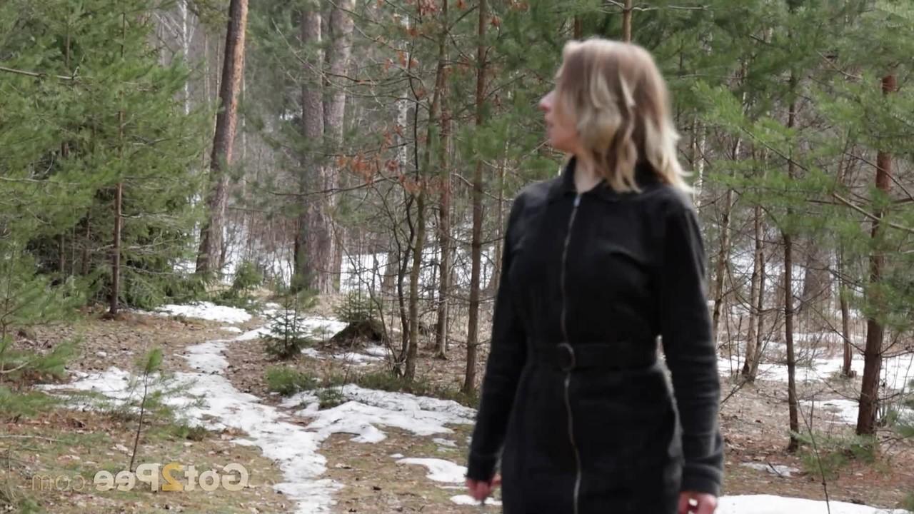 15P Das blonde Mädchen Alice Klay wird beim Pissen mit heruntergelassenen Leggings erwischt