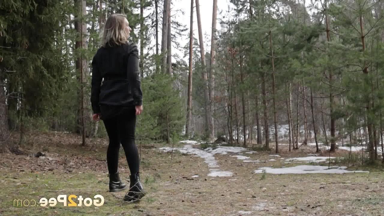 15P Das blonde Mädchen Alice Klay wird beim Pissen mit heruntergelassenen Leggings erwischt