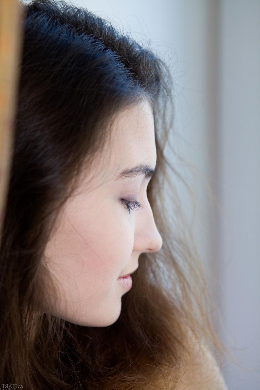 20P Die flexible Teenagerin Francine A zieht sich aus und spreizt ihre pelzige Muschi