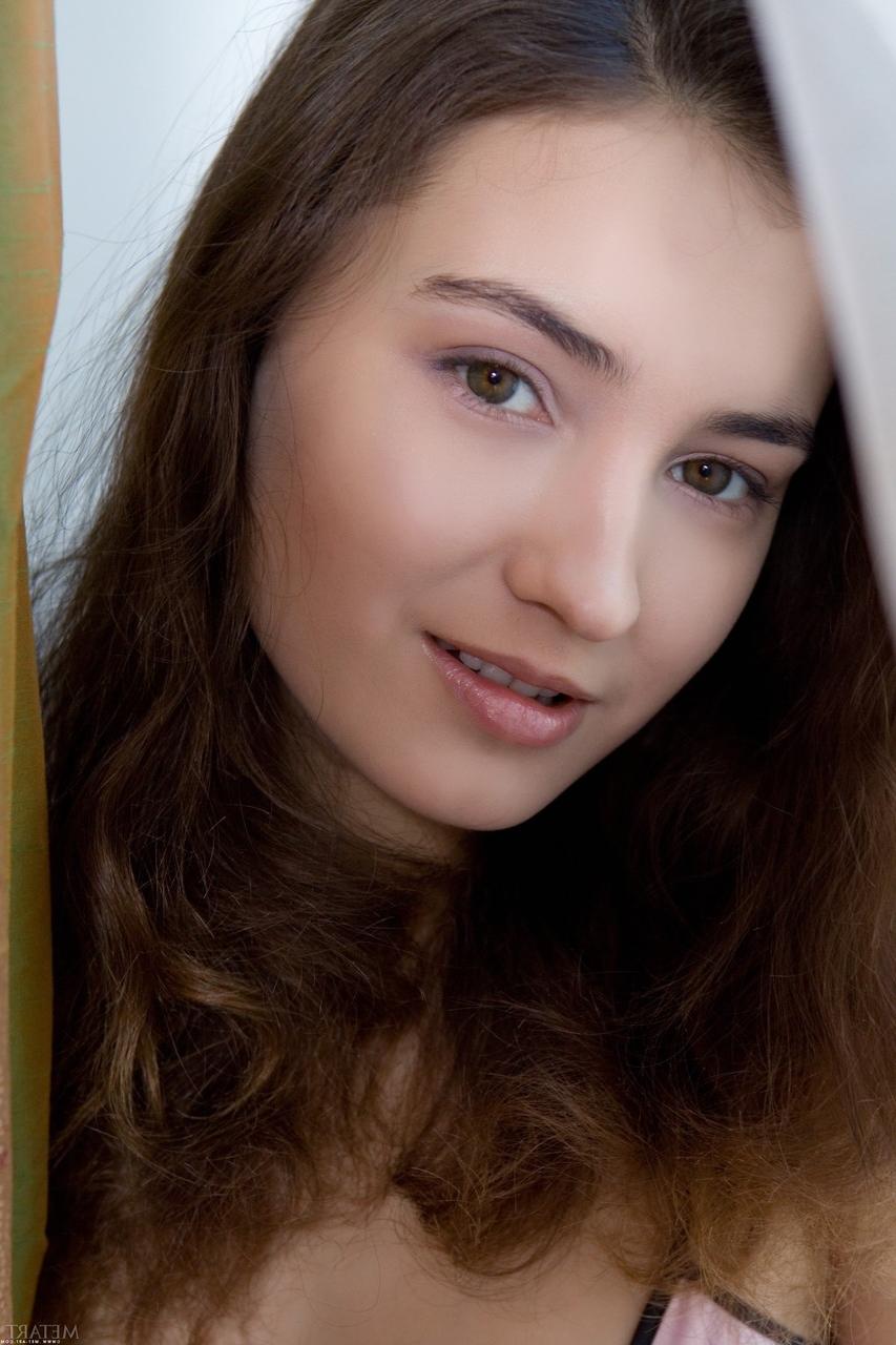 20P Die flexible Teenagerin Francine A zieht sich aus und spreizt ihre pelzige Muschi