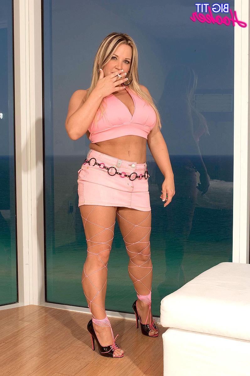 17P Die dicke Blondine Rachel Love raucht eine Zigarette, während sie gebumst wird