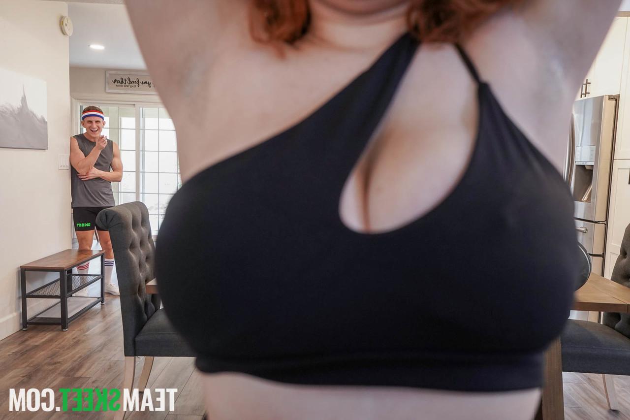 20P La tetona Annabel Redd termina el sexo duro y salvaje con una corrida en sus grandes tetas