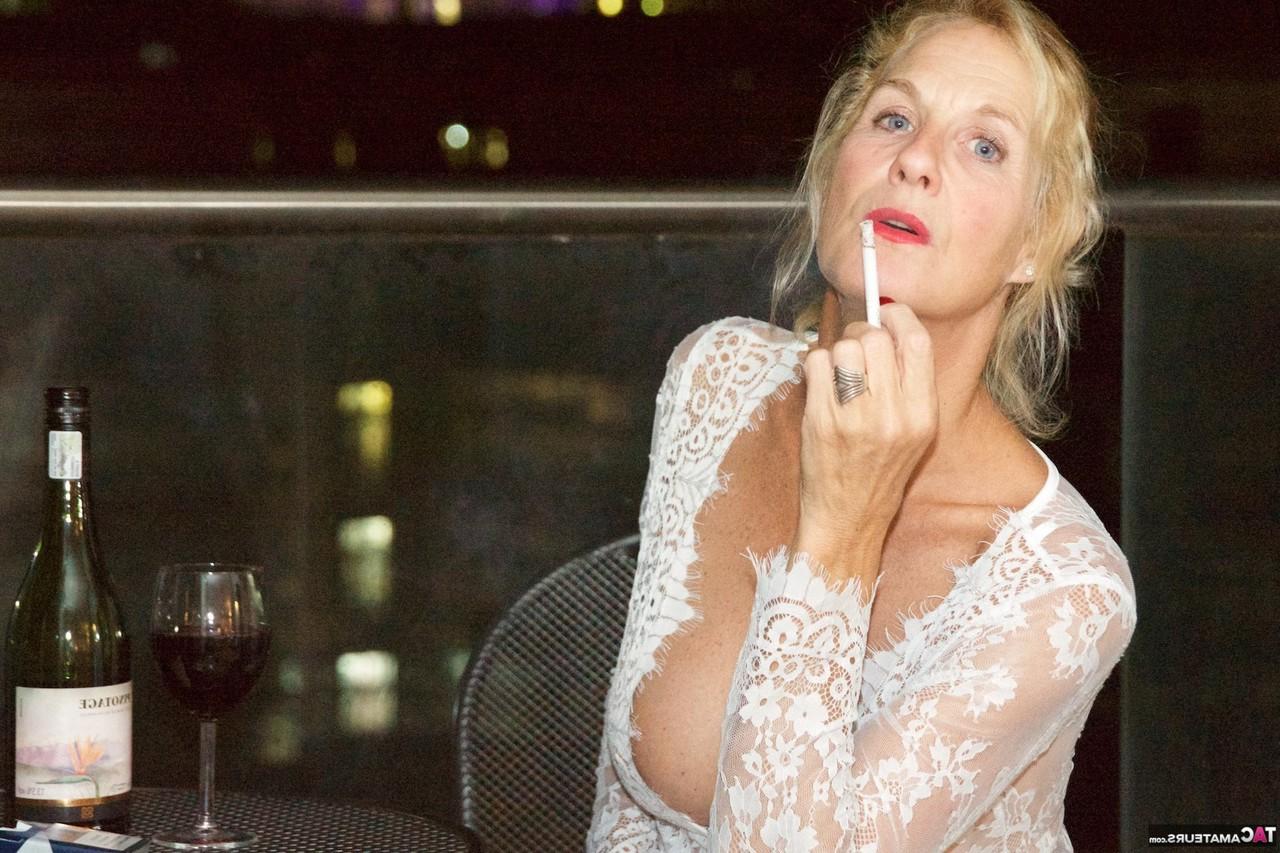 16P Mulher loira Molly MILF mostra seus peitos e buceta enquanto fuma e bebe