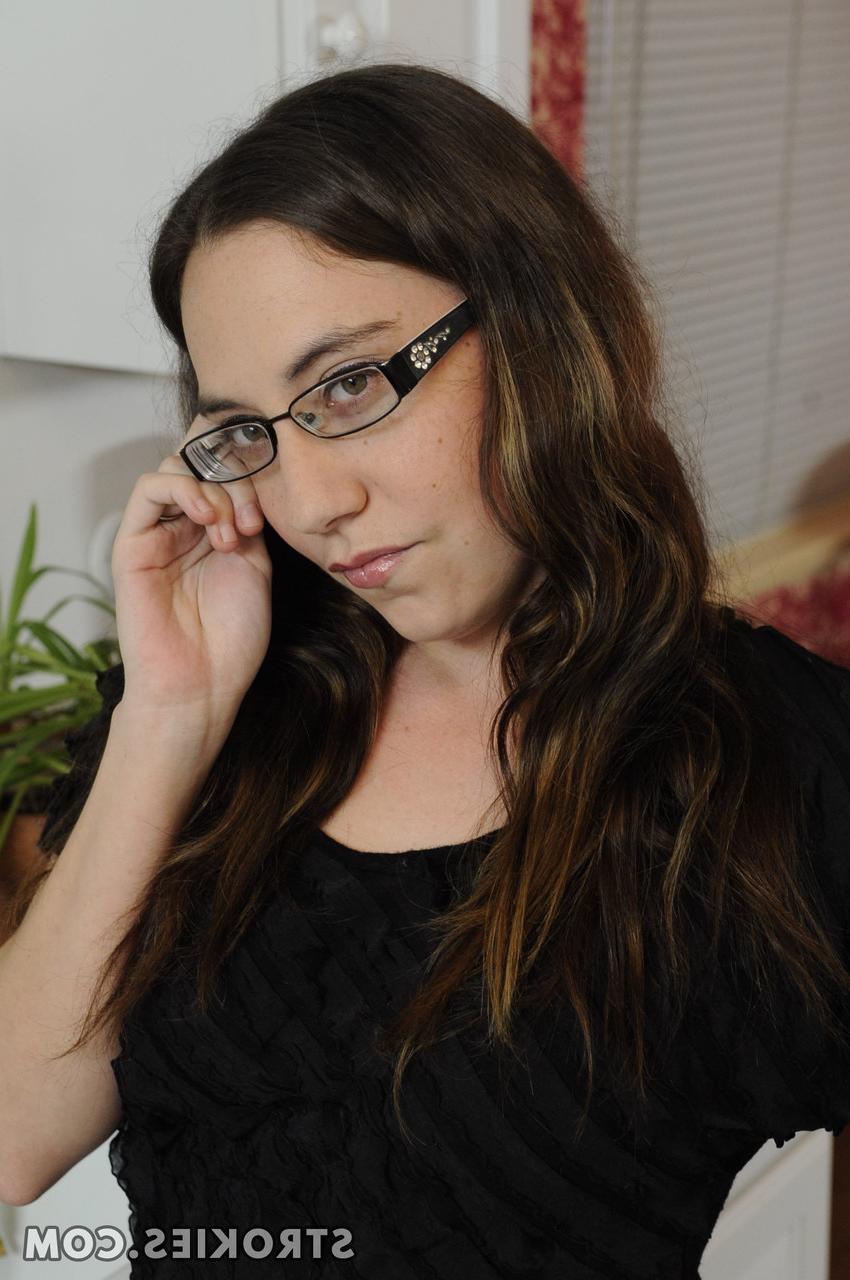 20P A adolescente nerd Chrissy dá ao namorado fofo uma punheta de classe mundial