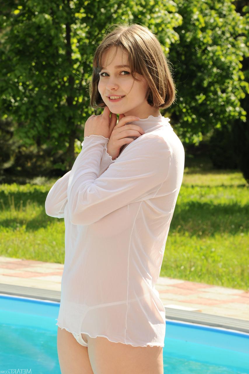 20P La jeune Aurelia Lu enlève sa chemise transparente et joue avec ses gros seins et ses tétons.