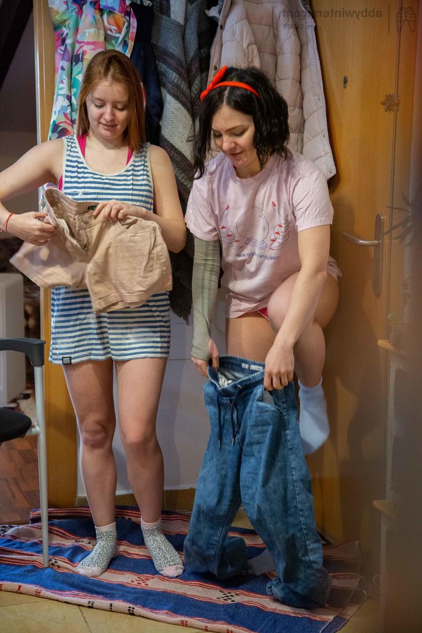 20P Die Teenager Galina und Nina B zeigen ihre heißen Körper, während sie ihre Kleidung anziehen