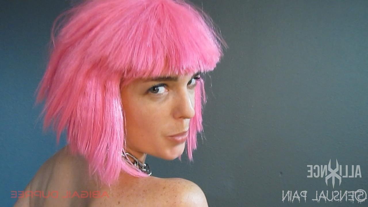14P Abigail Dupree arbore des cheveux roses et une chatte percée pendant une relation sexuelle en POV.