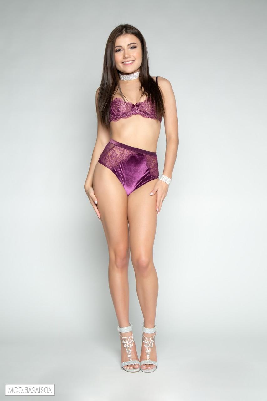 20P A pequena adolescente americana Adria Rae revela seus lindos peitos e bunda em um solo