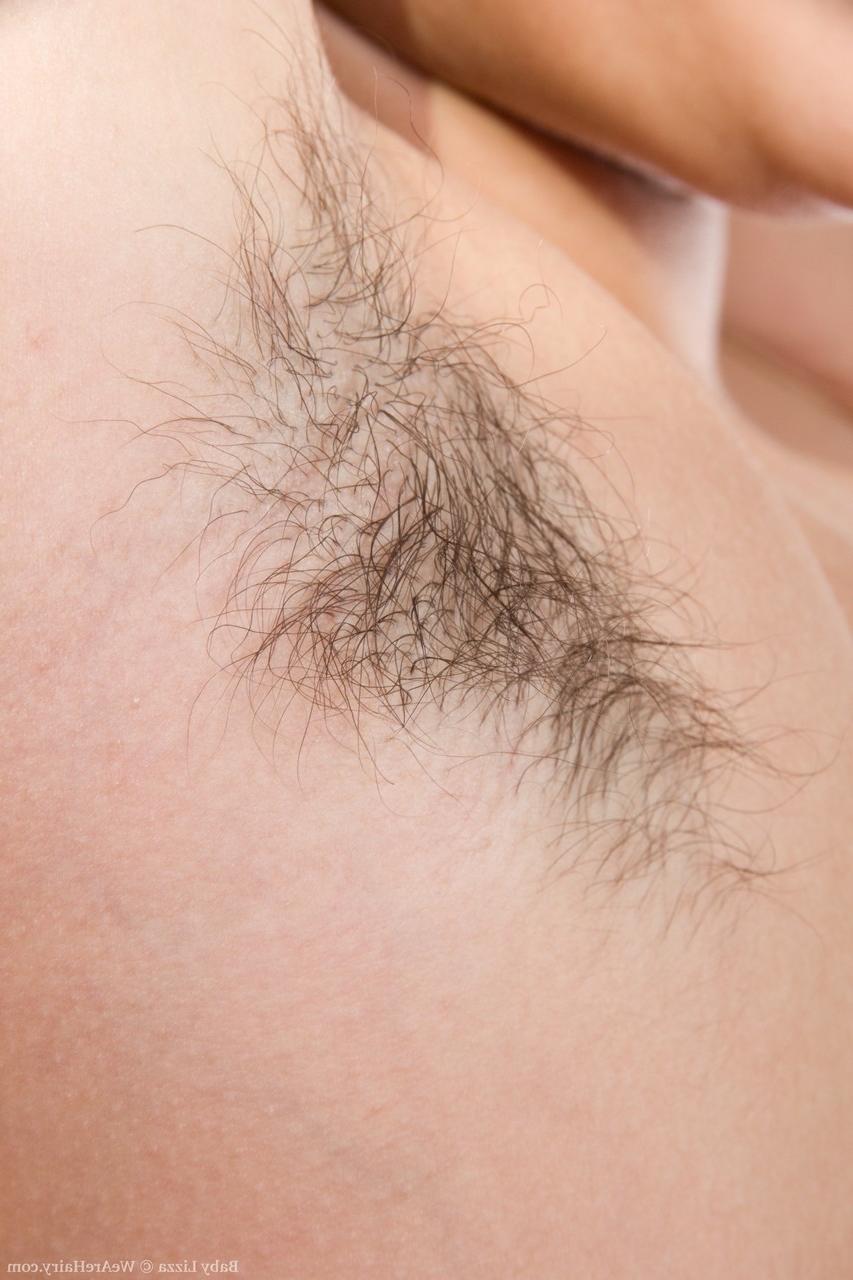20P Loirinha com seios naturais Baby Lizza tira a roupa e mostra virilha peluda