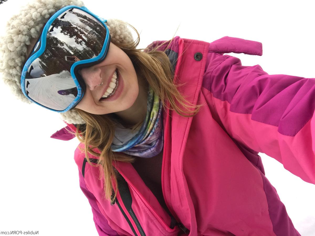 16P Die bekleideten Teenager Kristen Scott und Sierra Nicole tragen beim Snowboarden Skimasken