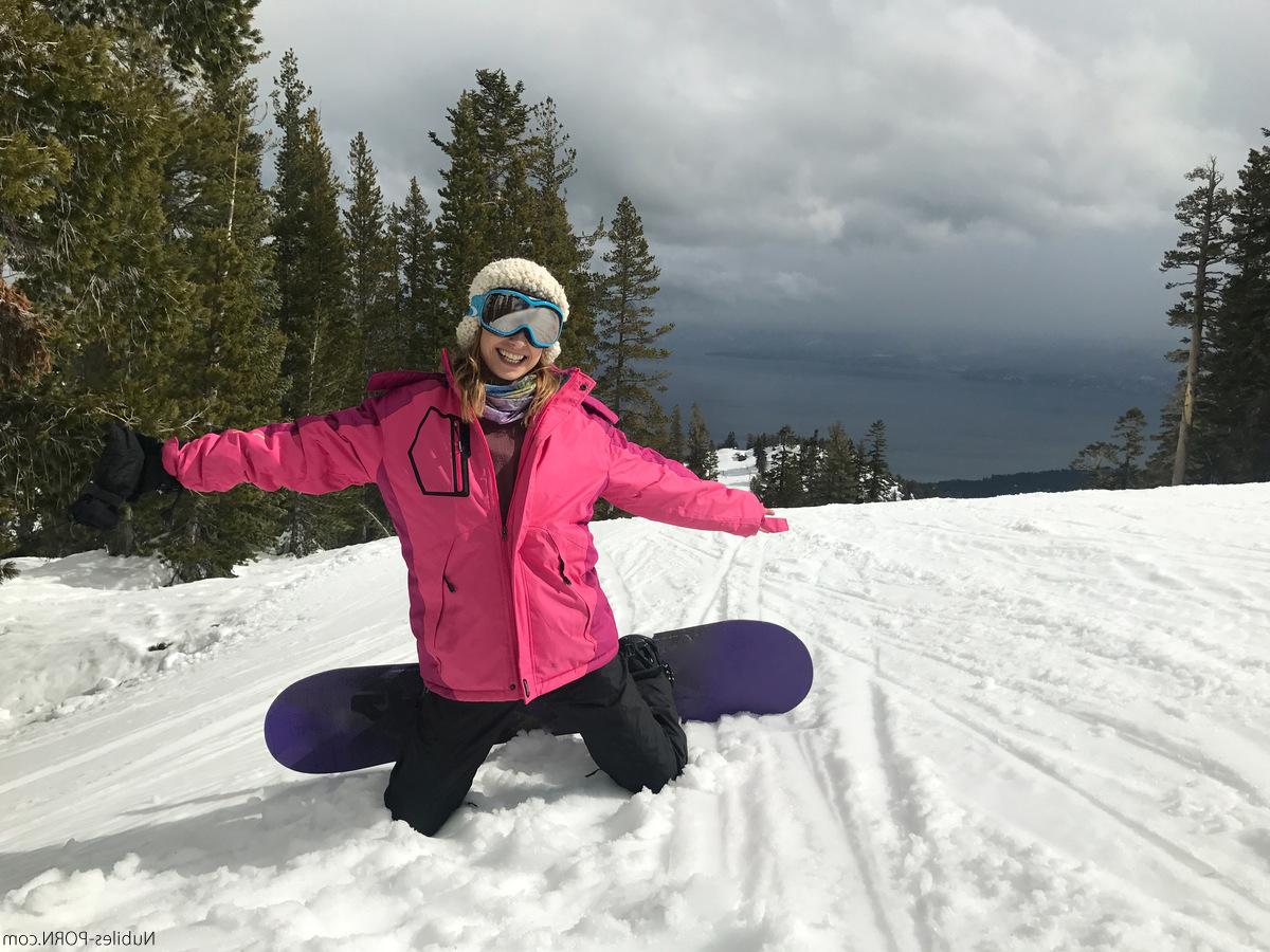 16P Die bekleideten Teenager Kristen Scott und Sierra Nicole tragen beim Snowboarden Skimasken