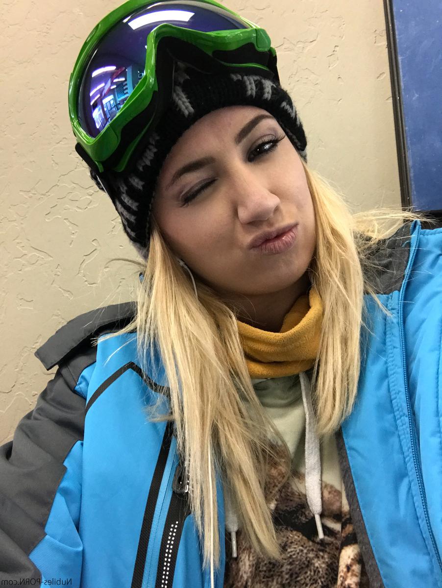 16P Die bekleideten Teenager Kristen Scott und Sierra Nicole tragen beim Snowboarden Skimasken