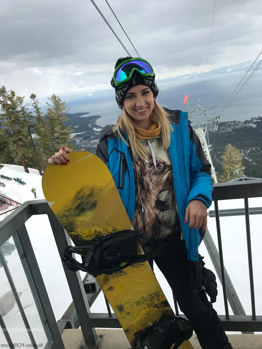 16P Die bekleideten Teenager Kristen Scott und Sierra Nicole tragen beim Snowboarden Skimasken