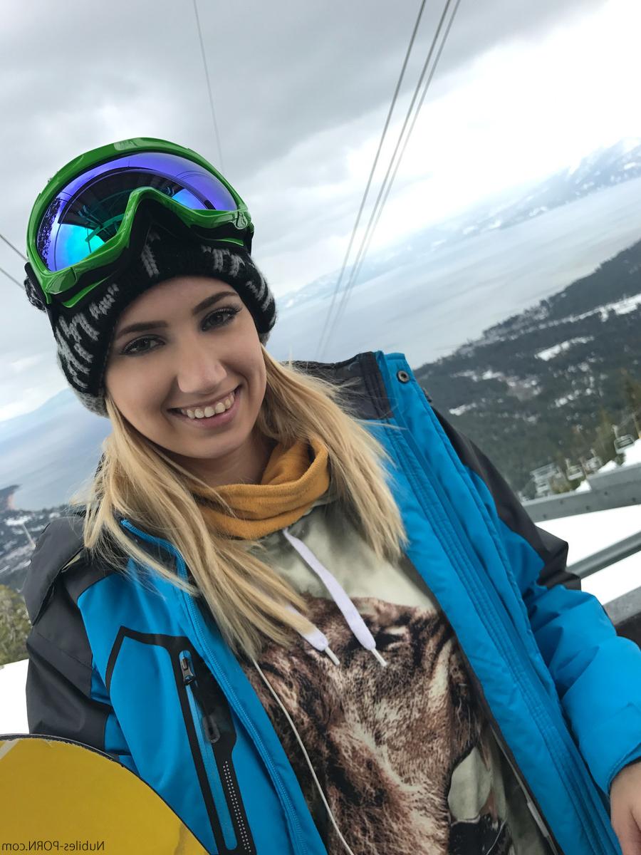 16P Die bekleideten Teenager Kristen Scott und Sierra Nicole tragen beim Snowboarden Skimasken