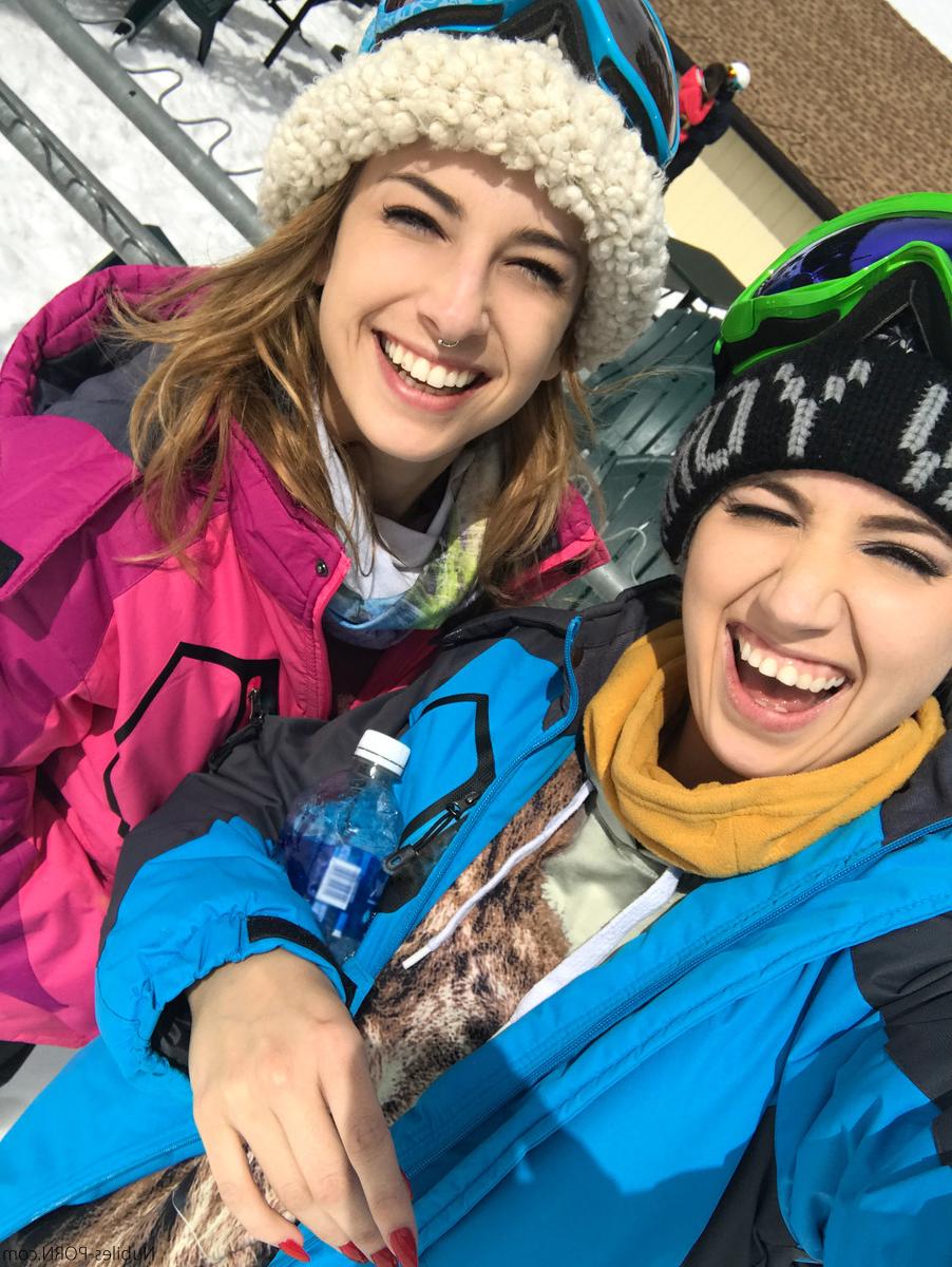 16P Die bekleideten Teenager Kristen Scott und Sierra Nicole tragen beim Snowboarden Skimasken