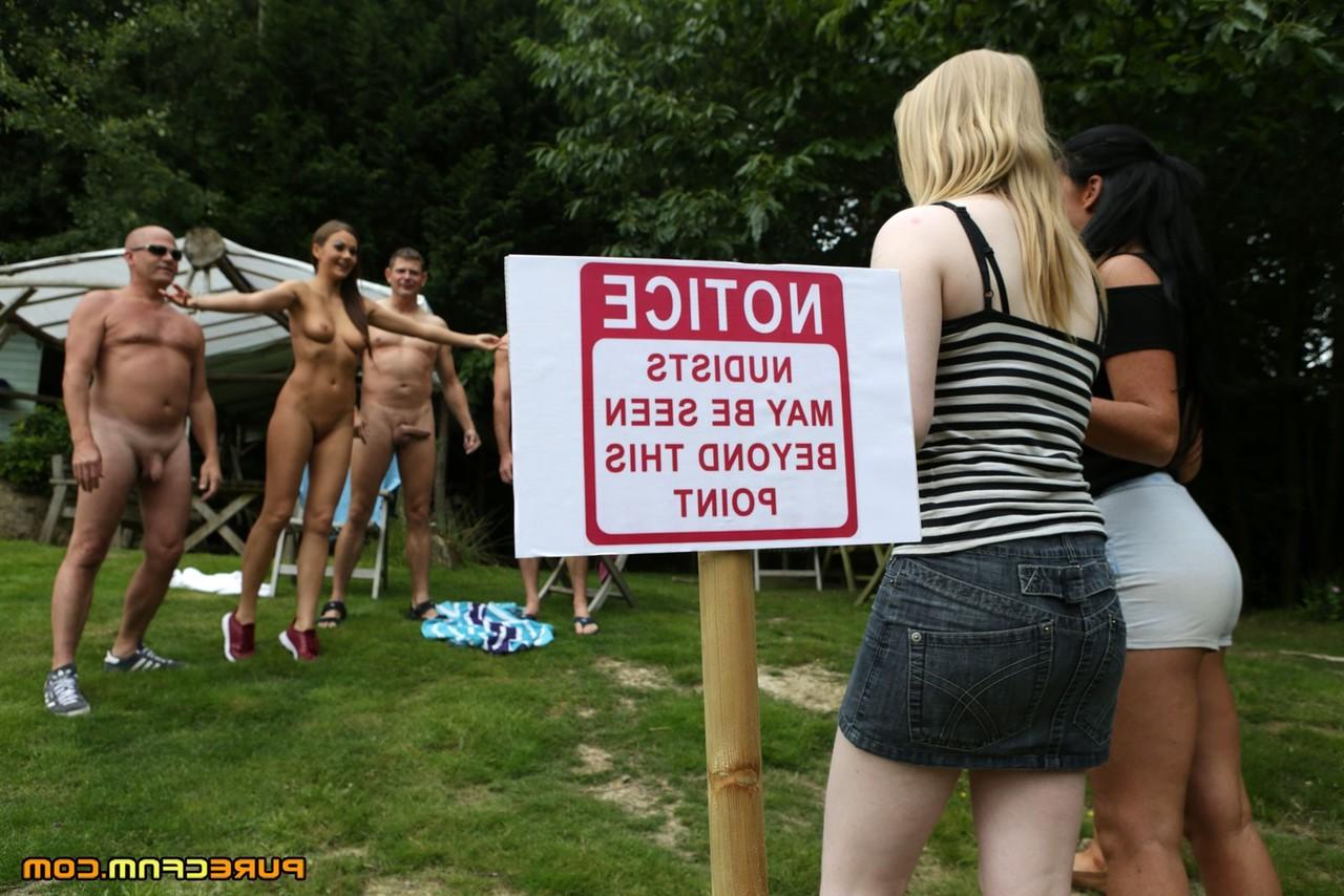 16P Garotas britânicas dão punhetas no CFNM depois de encontrarem um bando de nudistas
