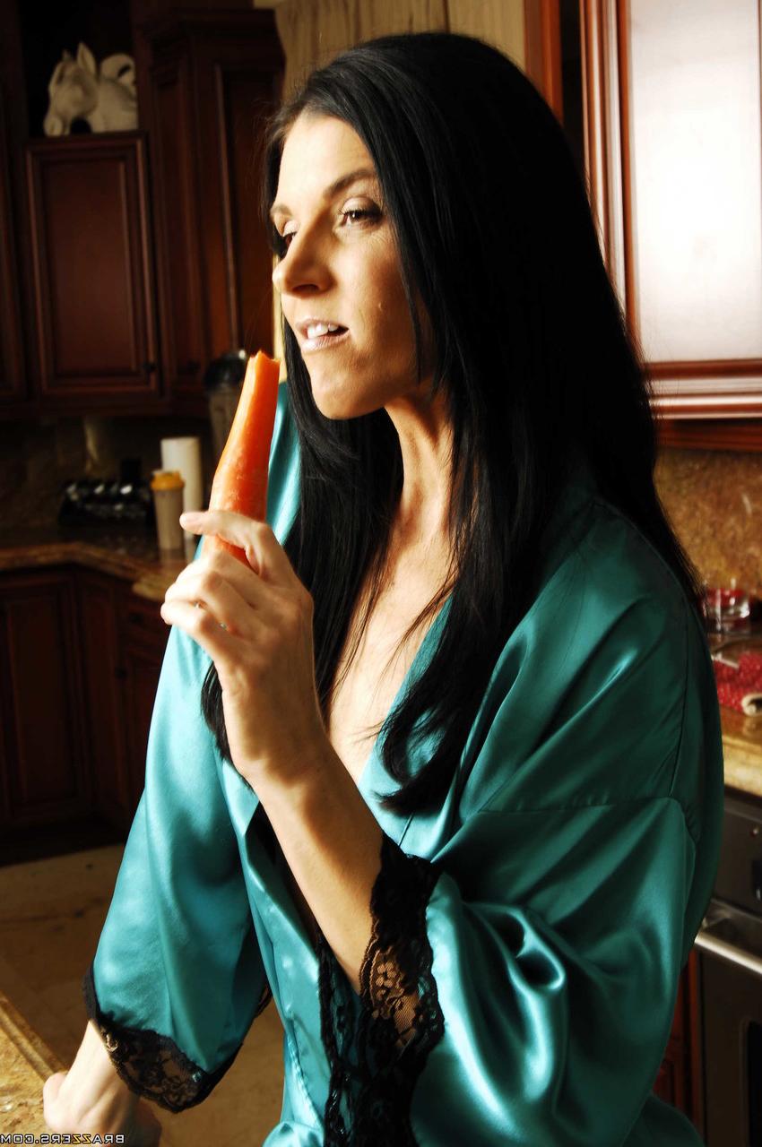 17P La seductora MILF morena India Summer usa su sexualidad para calmar a Keiran