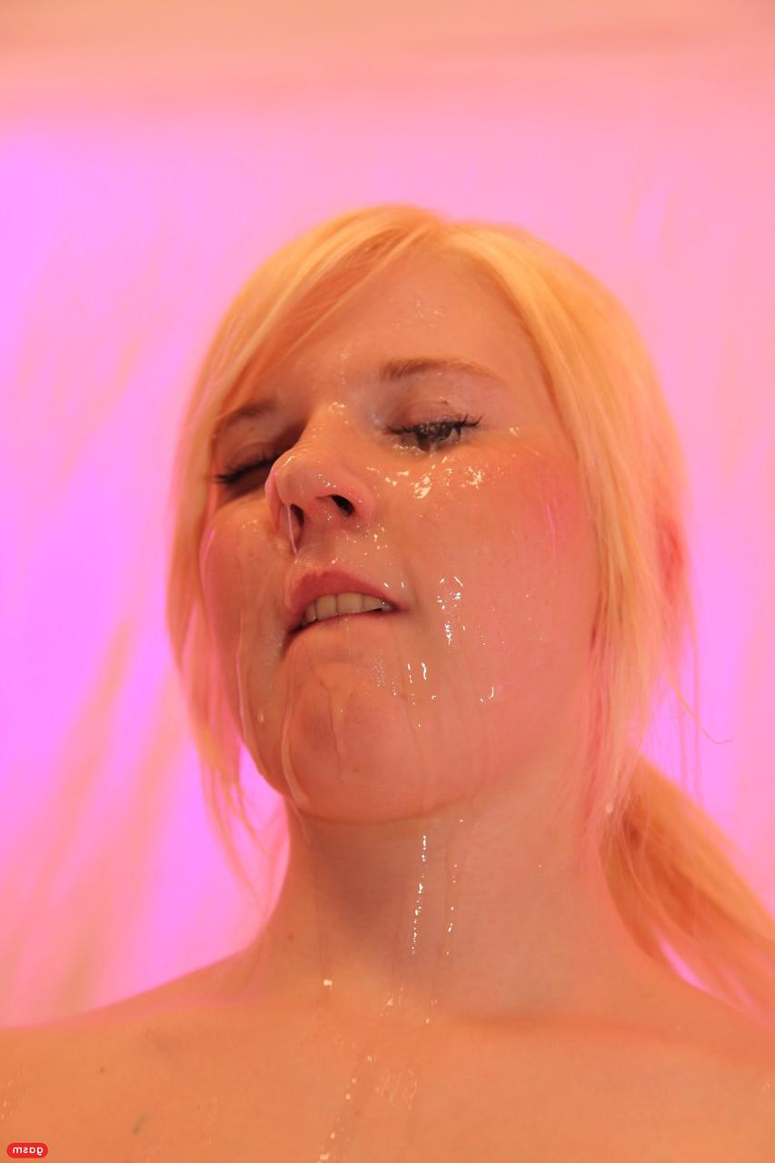 15P A gata loira Nici termina um gangbang interracial com gozadas faciais