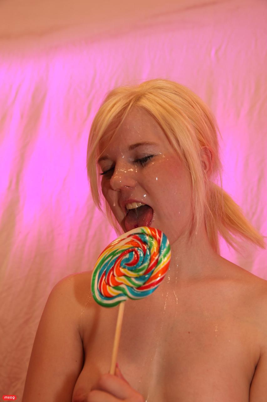 15P A gata loira Nici termina um gangbang interracial com gozadas faciais