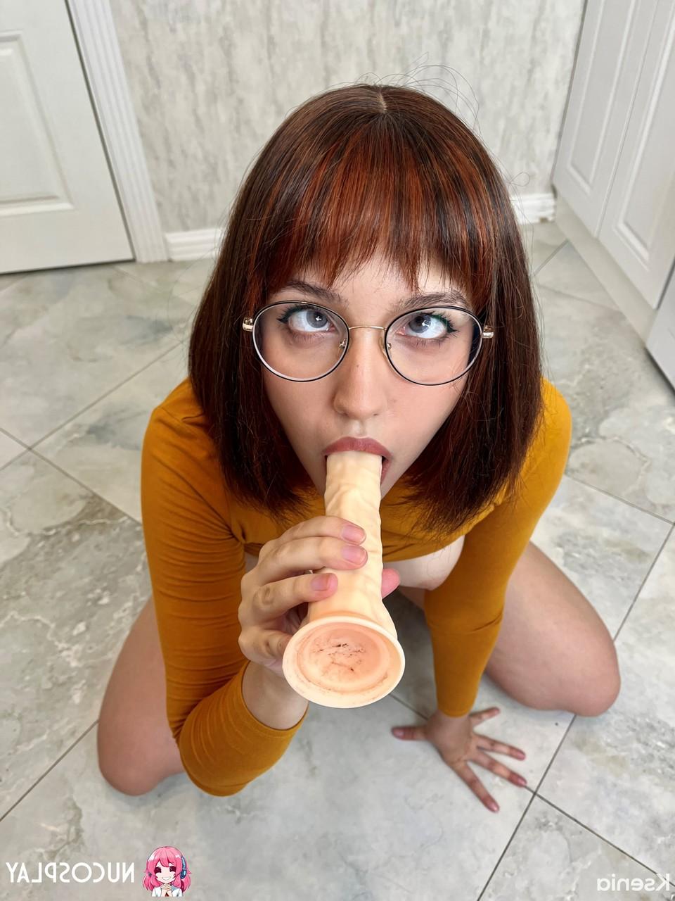 15P La chica solitaria Ksenia se masturba con un consolador mientras lleva gafas y calcetines hasta la rodilla
