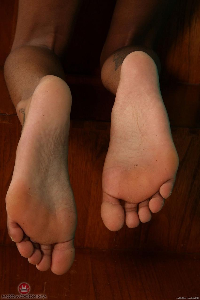 17P Yvette negra e magra tira o short para mostrar as costas peludas e a buceta espalhada em close