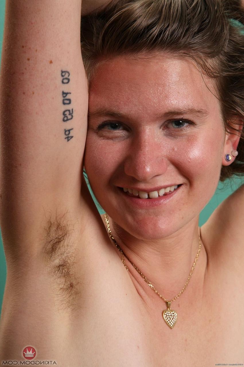 20P La brune maigre Skyler taquine avec ses aisselles poilues et sa chatte poilue sur un lit.