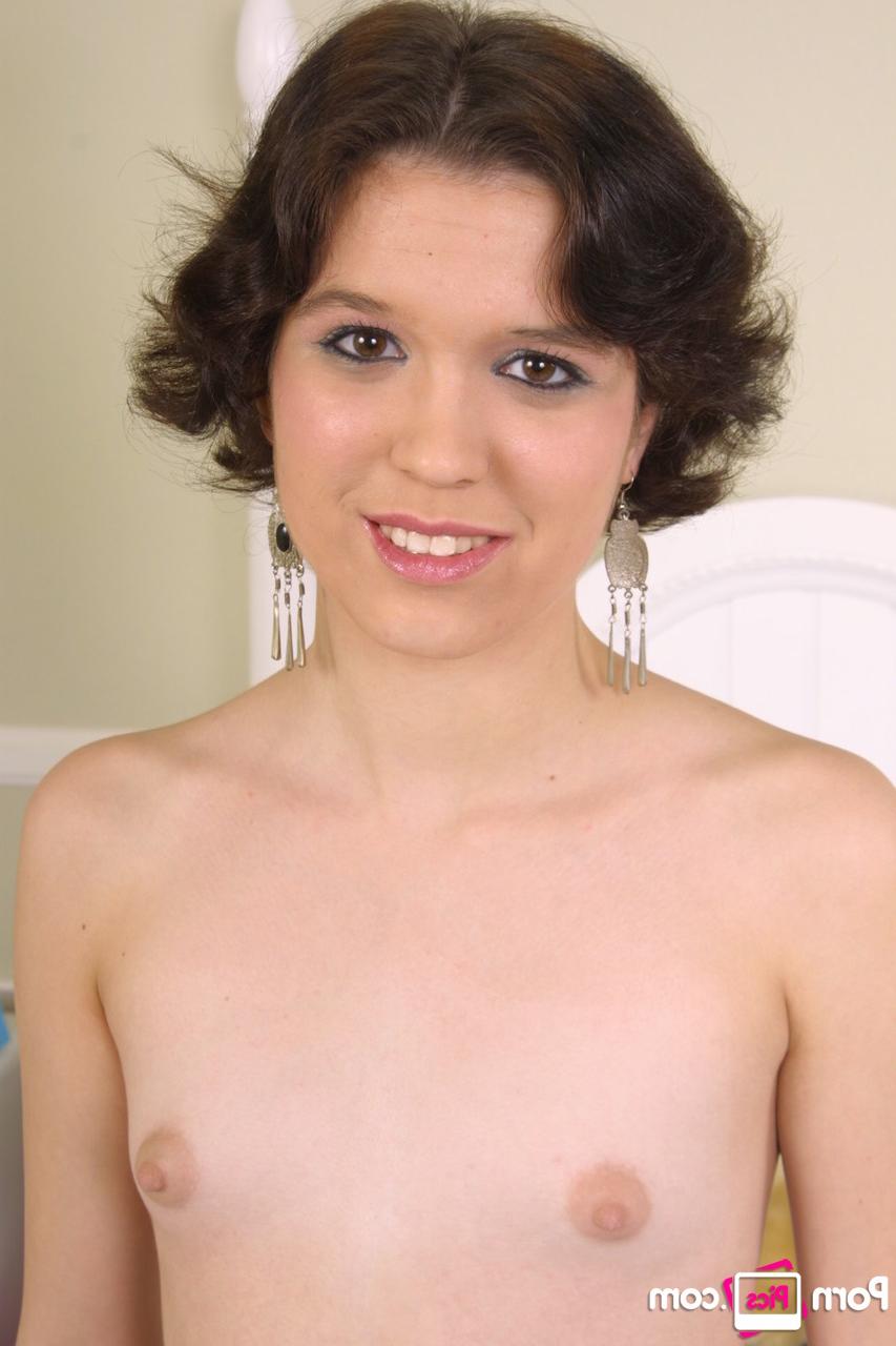 20P La chérie amateur Alyssa Star montre ses petits seins et son cul chaud sur un lit.