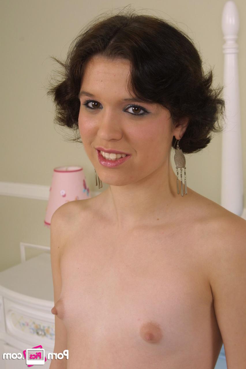 20P La chérie amateur Alyssa Star montre ses petits seins et son cul chaud sur un lit.