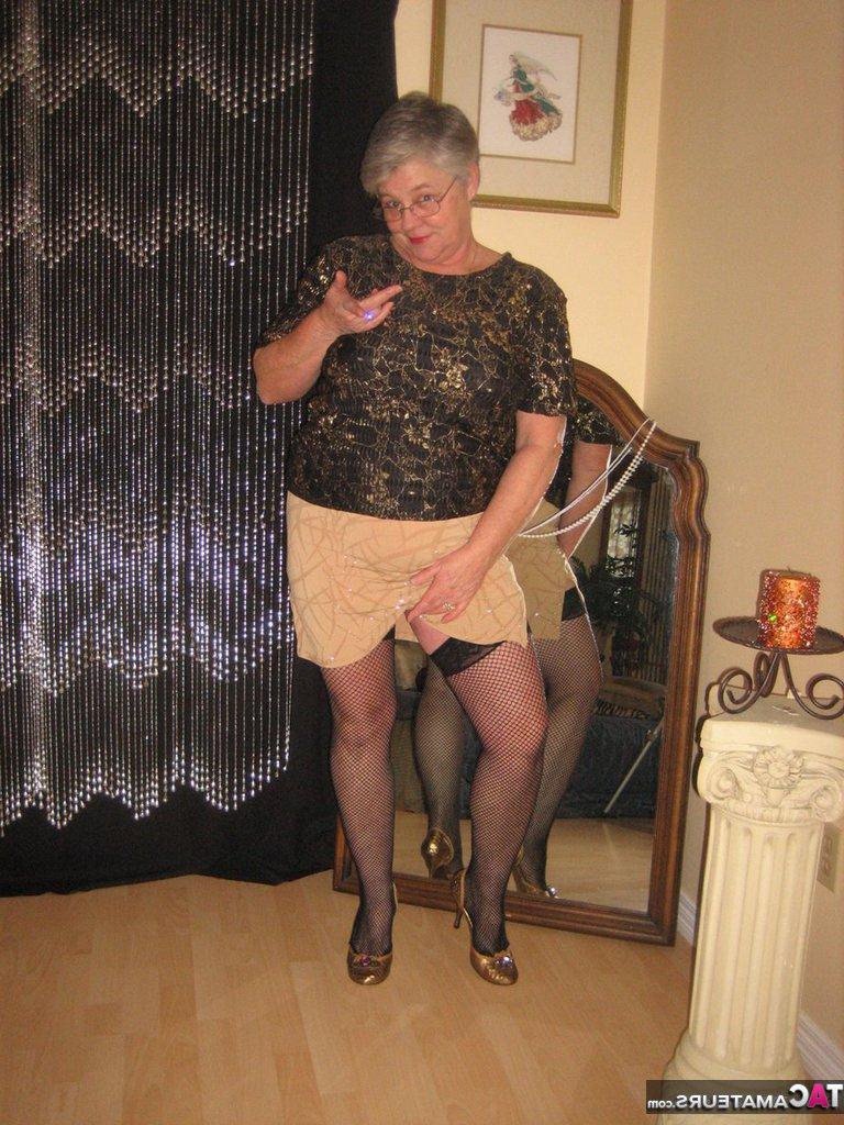 20P La gorda Oma Girdle Goddess desata sus tetas caídas mientras se desnuda hasta quedar en medias de nailon.